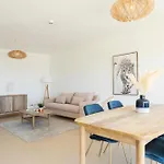 Snazzy Varandas Do Castelo One-bedroom Sleeps 2 Person דירה אלבופיירה