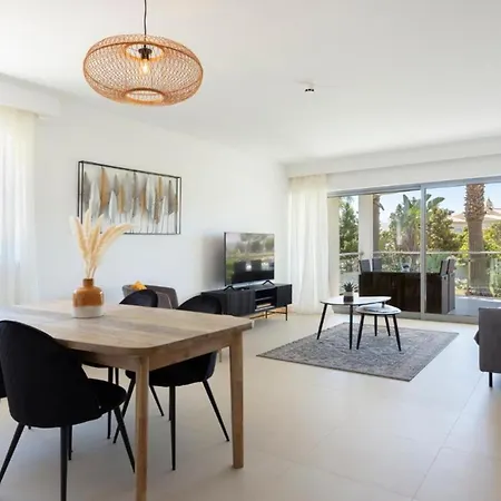 アパート Snazzy Varandas Do Castelo One-bedroom Sleeps 2 Person アルブフェイラ