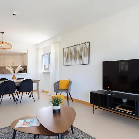 Апартаменты Snazzy Varandas Do Castelo One-bedroom Sleeps 2 Person Албуфейра