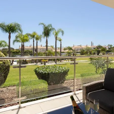 Апартаменты Snazzy Varandas Do Castelo One-bedroom Sleeps 2 Person *