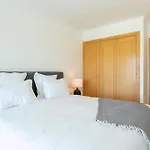 Snazzy Varandas Do Castelo One-bedroom Sleeps 2 Person Apartamento *